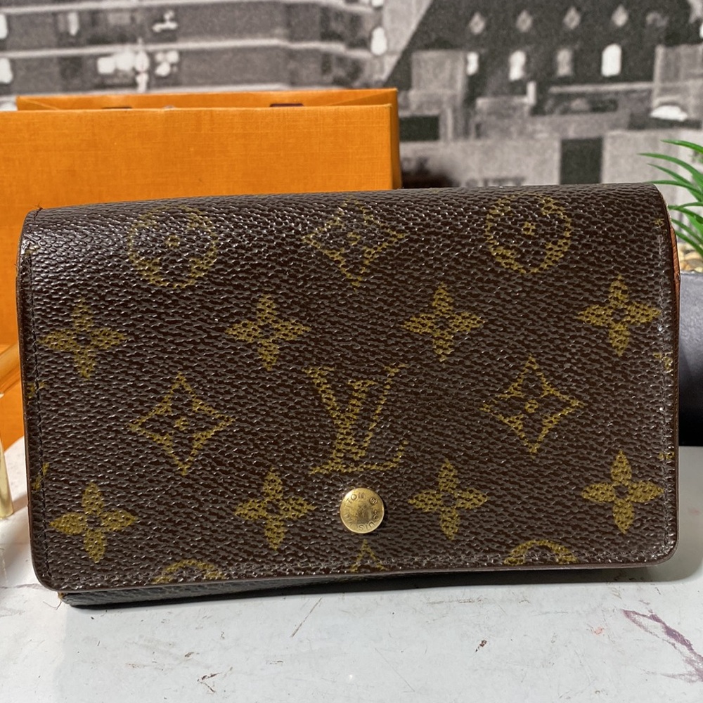 Authentic Louis Vuitton Monogram Bifold Zippy Wallet